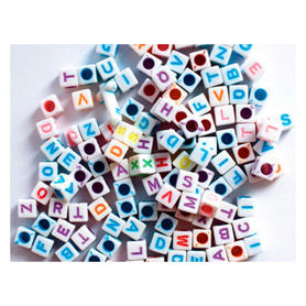 Cuentas de plastico abecedario forma de cubo 6 mm bolsa de 300 unidades colores surtidos