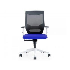 Silla rocada de oficina con brazos regulables y respaldo malla negro tapizada en tela ignifuga azul color blanco