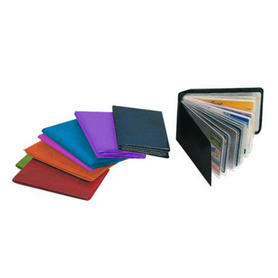 Portatarjetas de credito fabricadas en pvc base opaca capacidad 10 tarjetas colores surtidos expositor de 30 uds